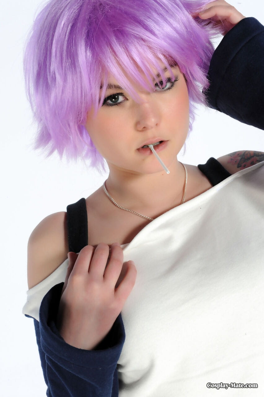 Púrpura de pelo Chica kasey Olsen la difusión de su Coño Con lollipop en su boca