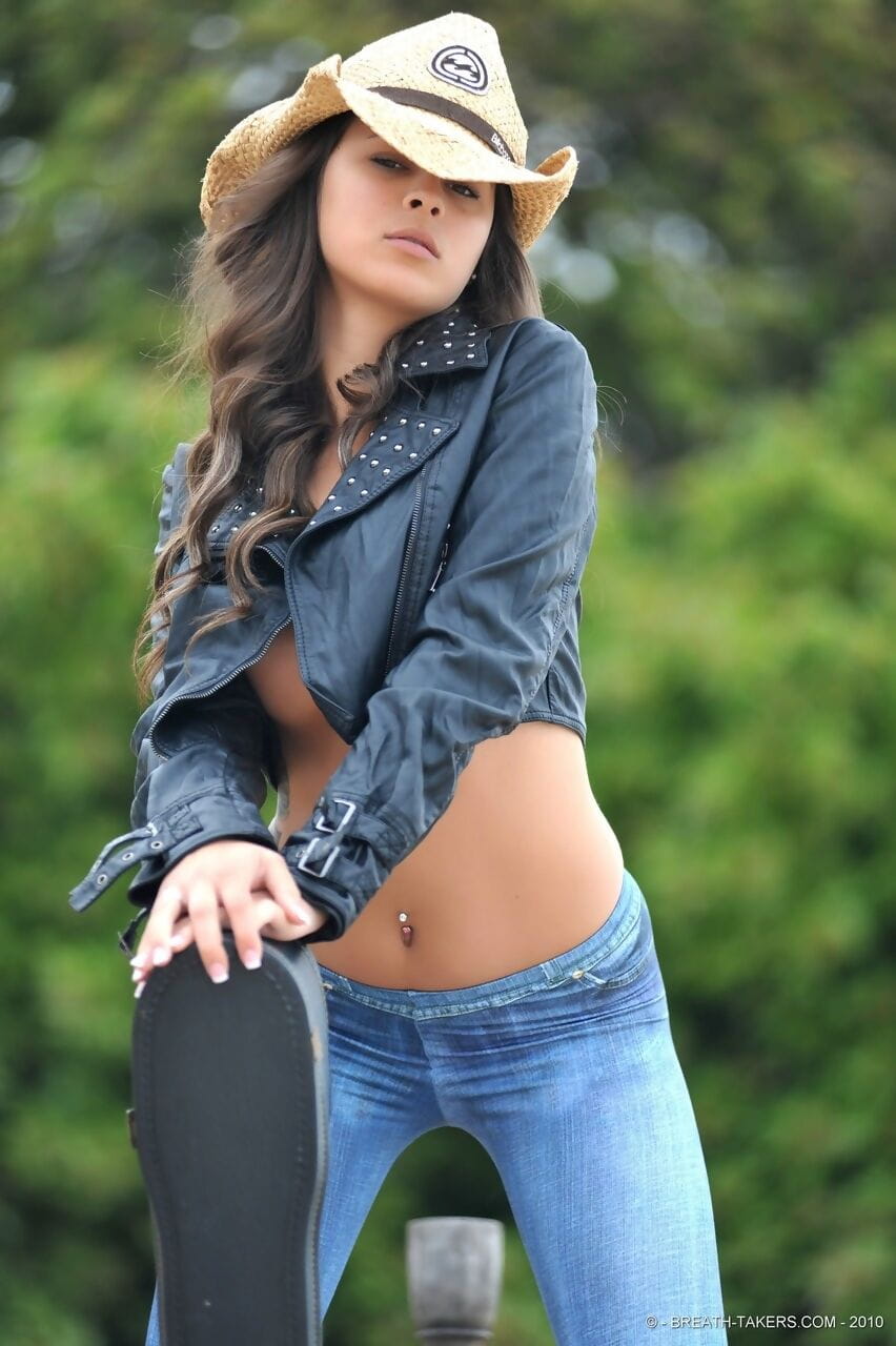 solo Kız Nina james Alır kapalı MAVİ Kot için Model içinde cowgirl bot ve şapka