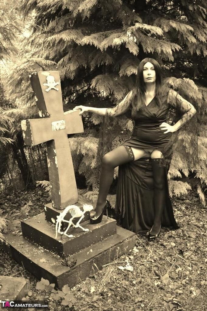 ゴス 女の子 barby slut bares 彼女の 大きな おっぱい - Twat 上 a 棺 に の 森