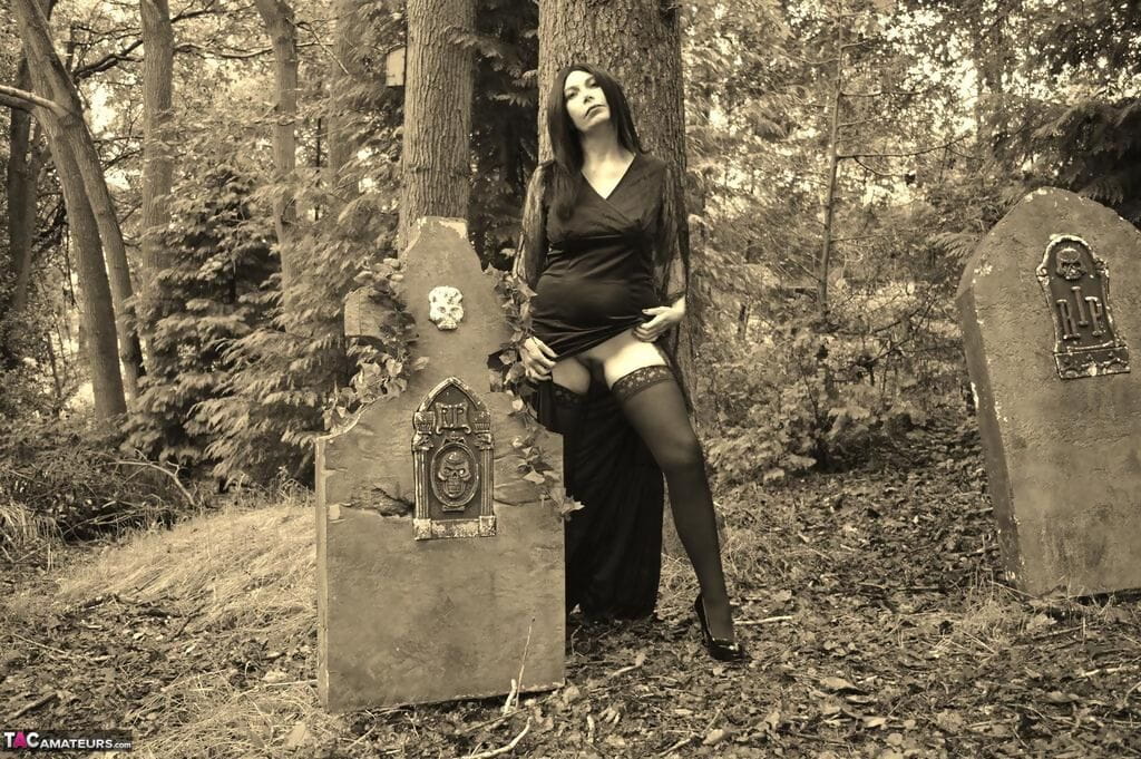 Goth menina barby puta descobre ela Grande mamas e o pentelho topo um caixão no o madeiras