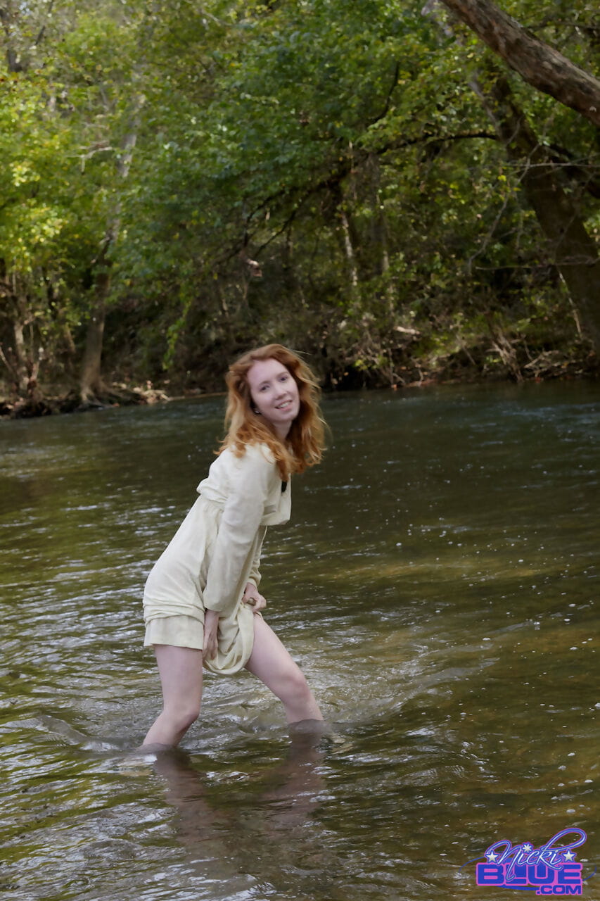 natuurlijke redhead nicki Blauw laat aantal been terwijl waden in een ondiep stream