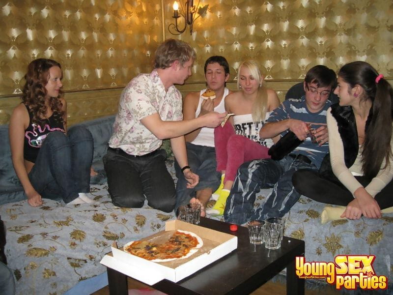 jovem meninas envolver no Grupo Sexo enquanto assistir um pizza festa