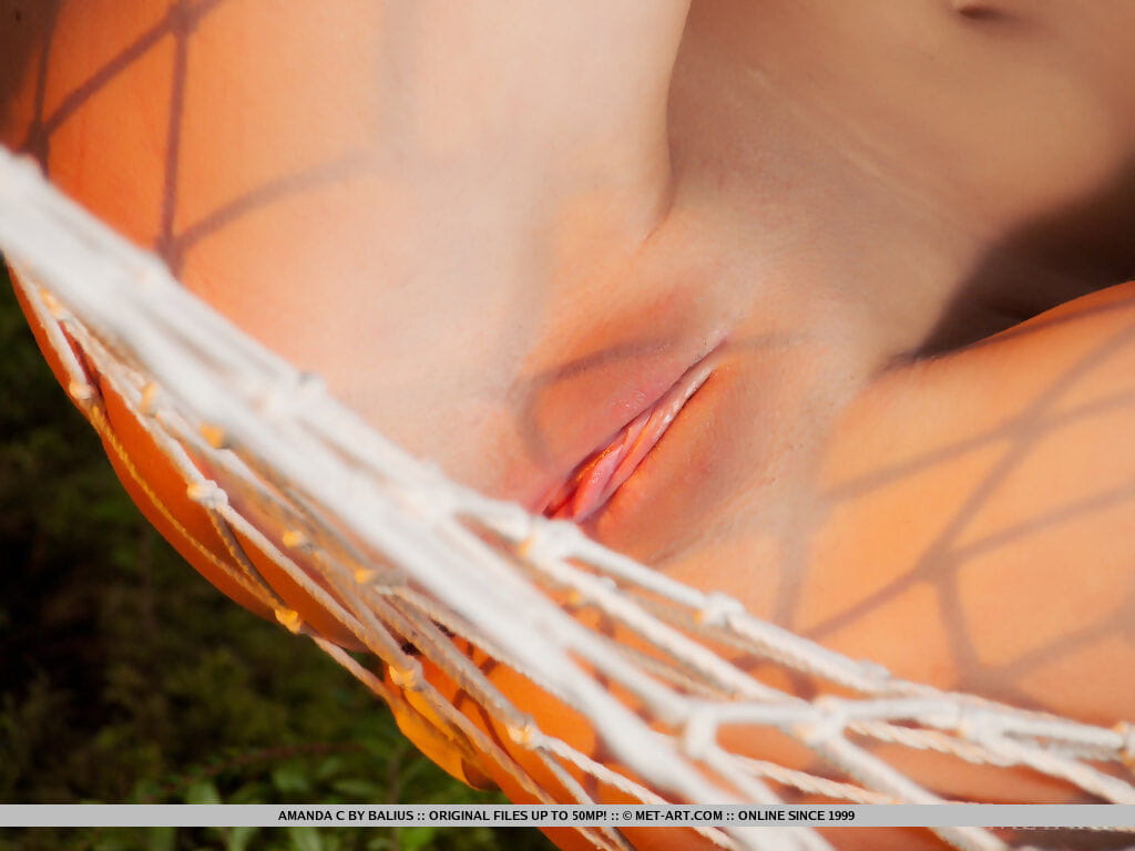 teen Glamour modello Amanda C in posa nudo su amaca accanto Per il oceano