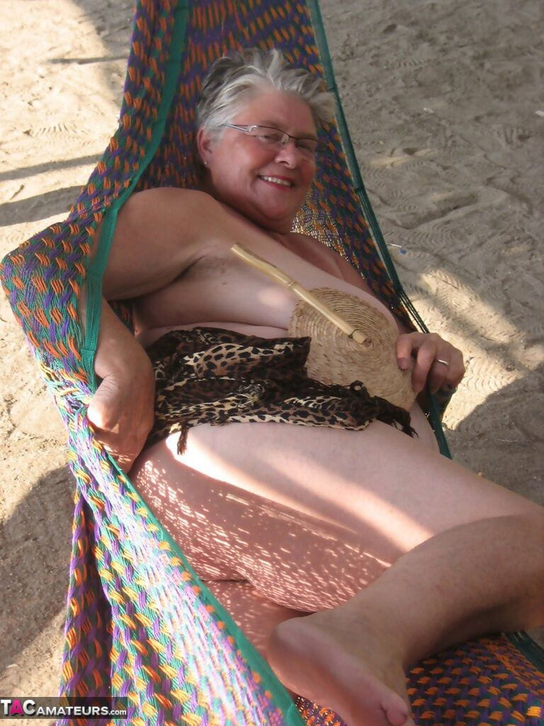 obese Nan girdle เทพธิดา bares เธอ ขนาดใหญ่ หัวนม แล้ว อ้วน เบลลี่ บ เป็ hammock