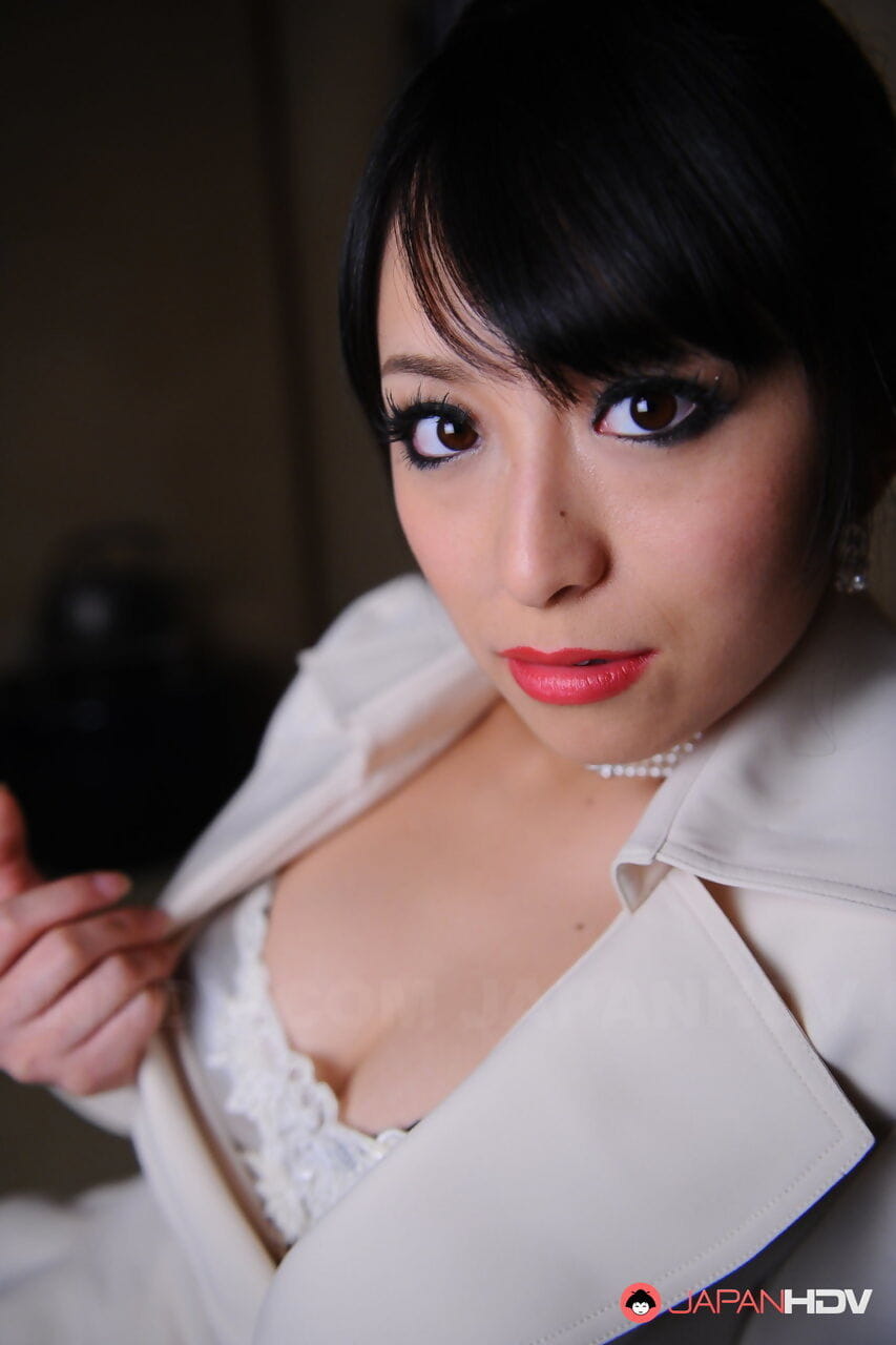 优雅 日本 模型 娜娜 kunimi 闪烁 她的 蕾丝 胸罩 与 红色的 嘴唇