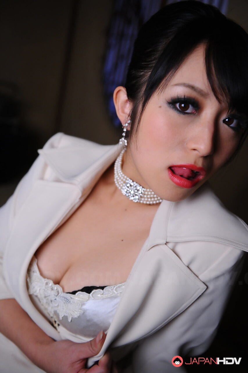 Classy japans model Nana kunimi knippert haar lace Beha met rood lippen