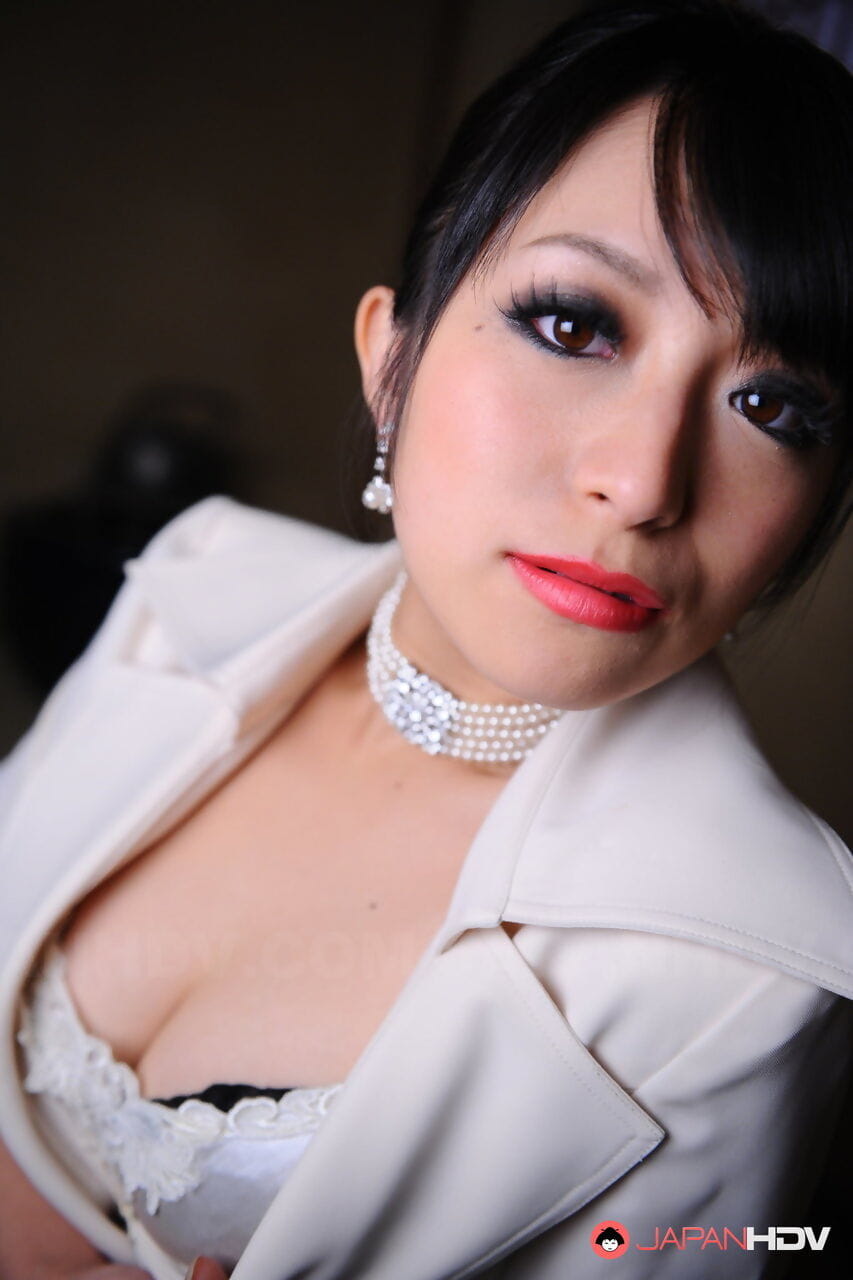 elegante japonês modelo Nana kunimi pisca ela renda Sutiã com vermelho lábios