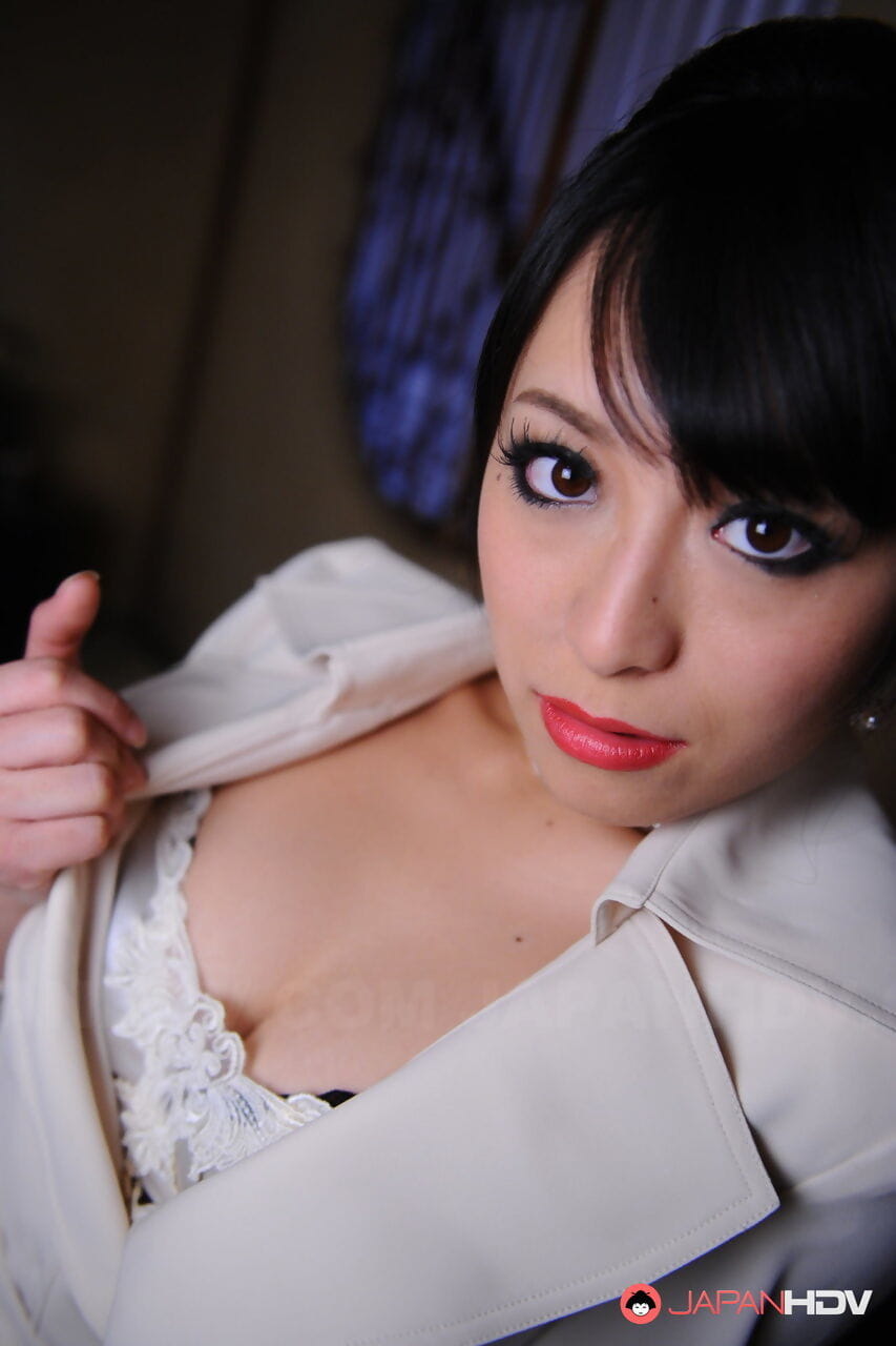 elegante japonês modelo Nana kunimi pisca ela renda Sutiã com vermelho lábios