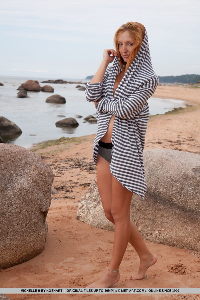euro Babe Michelle H mostrando off phat teen Culo su Spiaggia per Glamour foto
