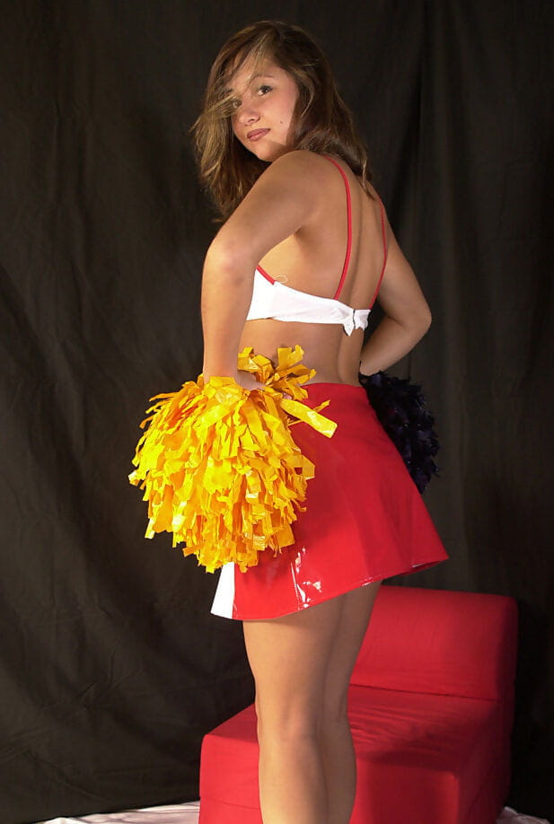 Amador latina pinto mailia lançando pequeno Seios a partir de Cheerleader roupa