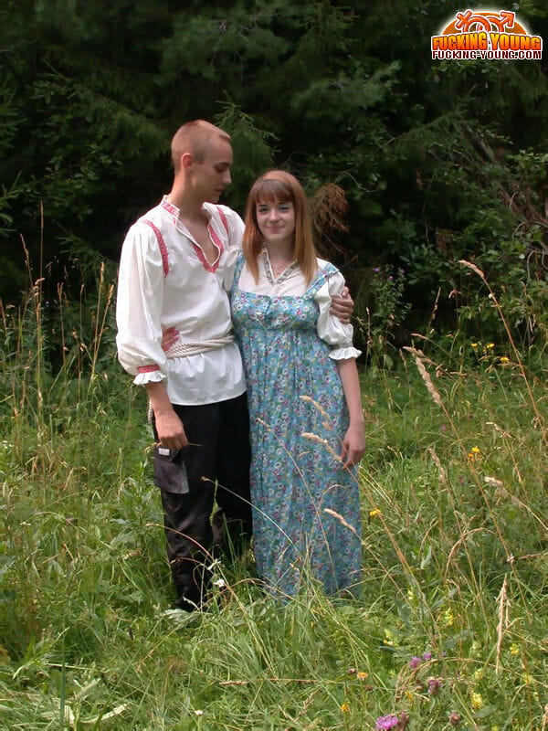 俄罗斯 青少年 与 红色的 头发 游乐设施 她的 男朋友 公鸡 在 性爱 在 长 草