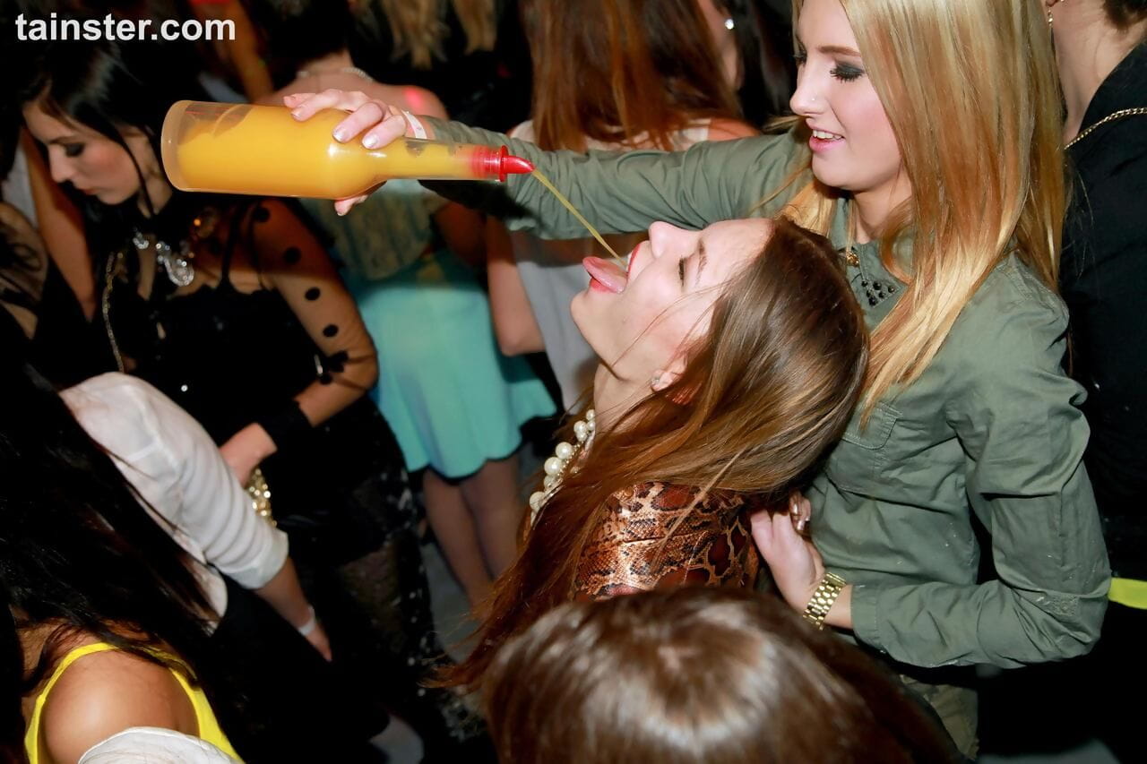 Slutty Freunde Erhalten betrunken bei die Club und saugen Schwanz in hot Cfnm party Aktion