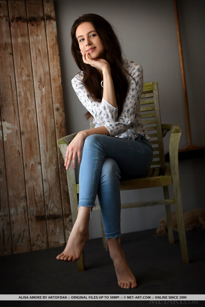 Süß Brünette teen Alisa Amore entfernt BLAU jeans auf Weg zu Modellierung Nackt