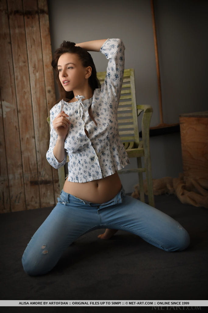Süß Brünette teen Alisa Amore entfernt BLAU jeans auf Weg zu Modellierung Nackt