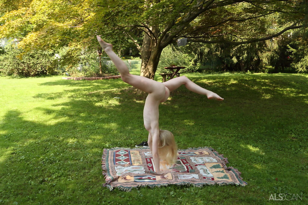 Niedlich Blonde emma starletto zeigt aus Ihr Flexibilität Während Nackt in die Hof