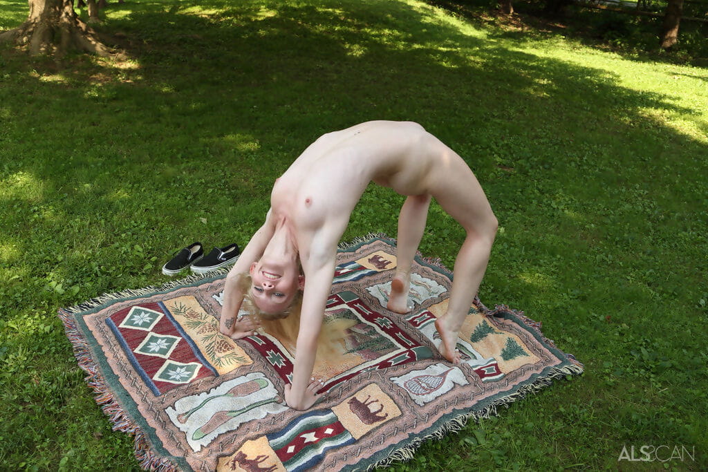 Carino Bionda Emma starletto mostra off Il suo flessibilità mentre nudo in il cantiere