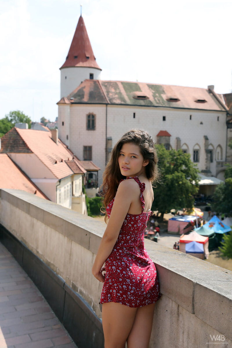 Крошечные подросток Ирен рауз вспышки нет Трусики вверх юбки а посещение Прага