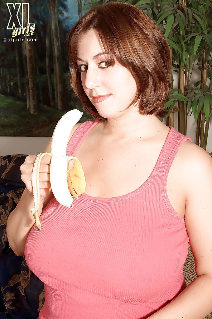 Mollig Schoonheid Lexi windsor spelen met een banaan Topless maar in strak Jeans