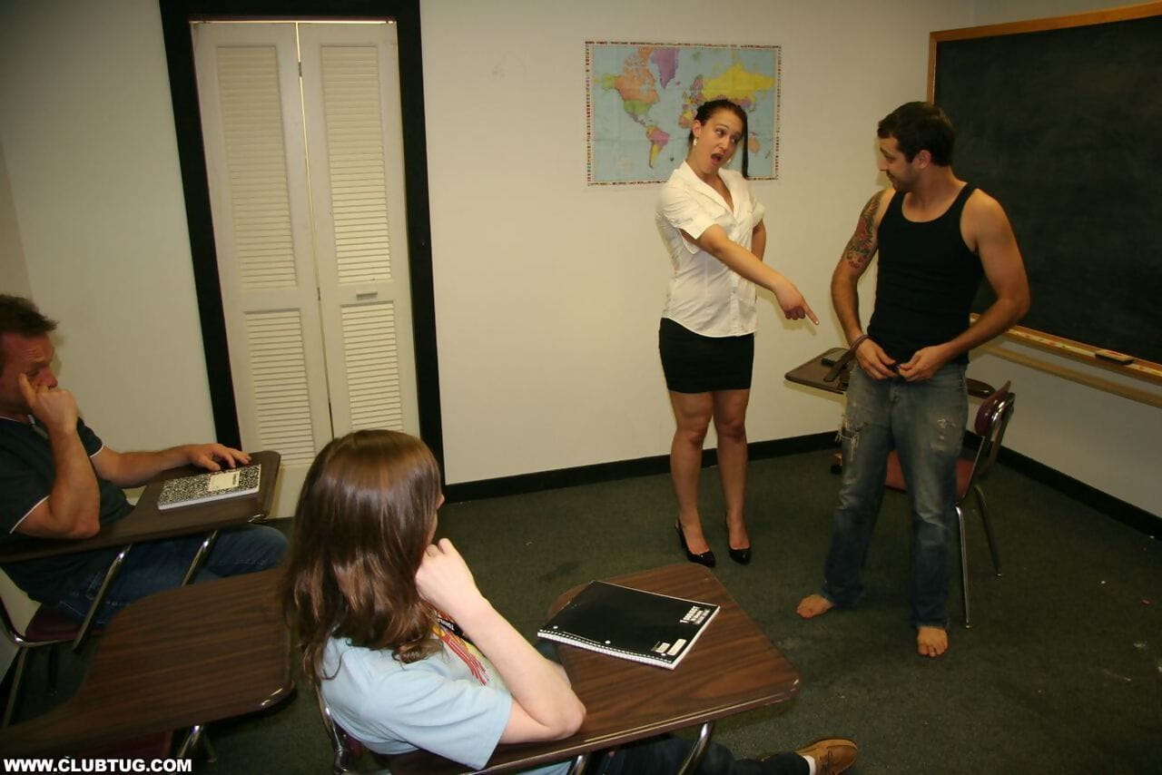 स्कूल शिक्षक Cheyenne गहना स्ट्रिप्स करने के लिए उसके जाँघिया करने के लिए झटका बंद एक छात्र