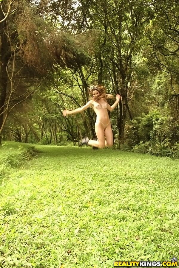 latina solo Ragazza Dany Elly Strisce off Il suo Bikini durante un piedi in il foresta