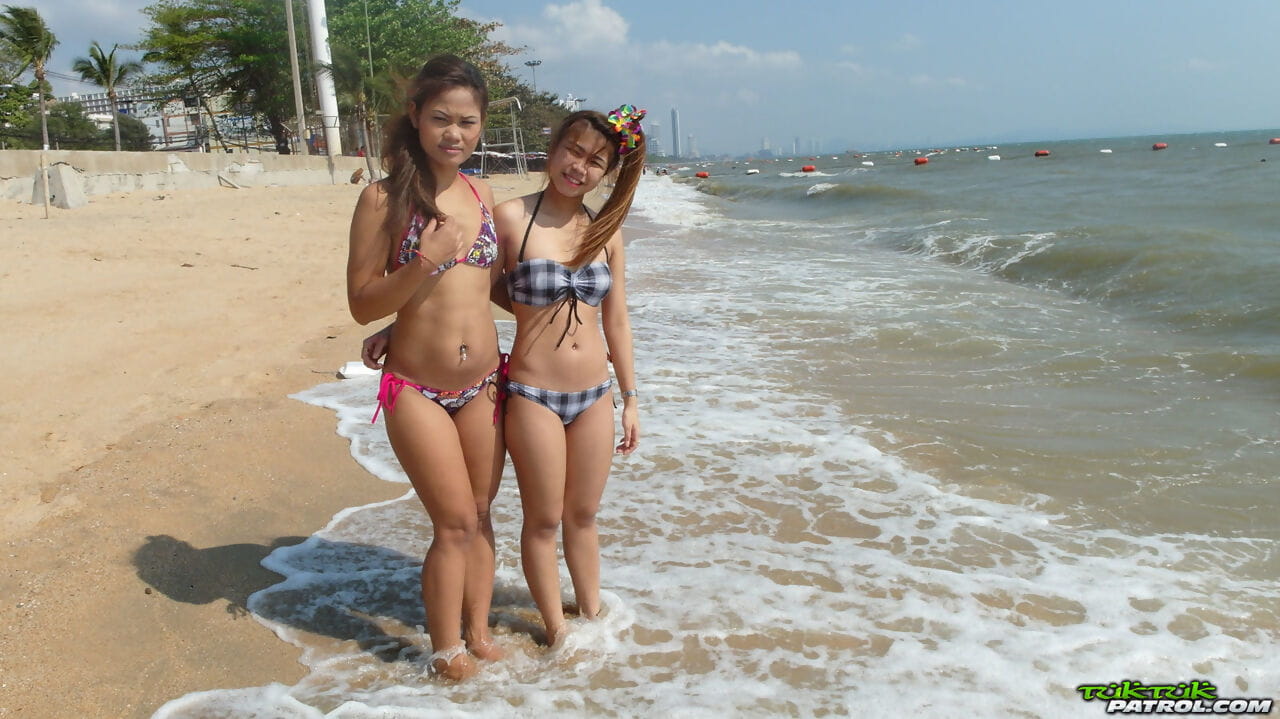 Lezzetli genç Tay babes Arı ve miaw poz at bu Plaj içinde Sıcak bikini
