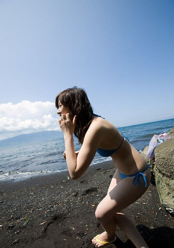 जापानी एकल लड़की साकी Koto उजागर करता है उसके महान स्तन और phat गांड