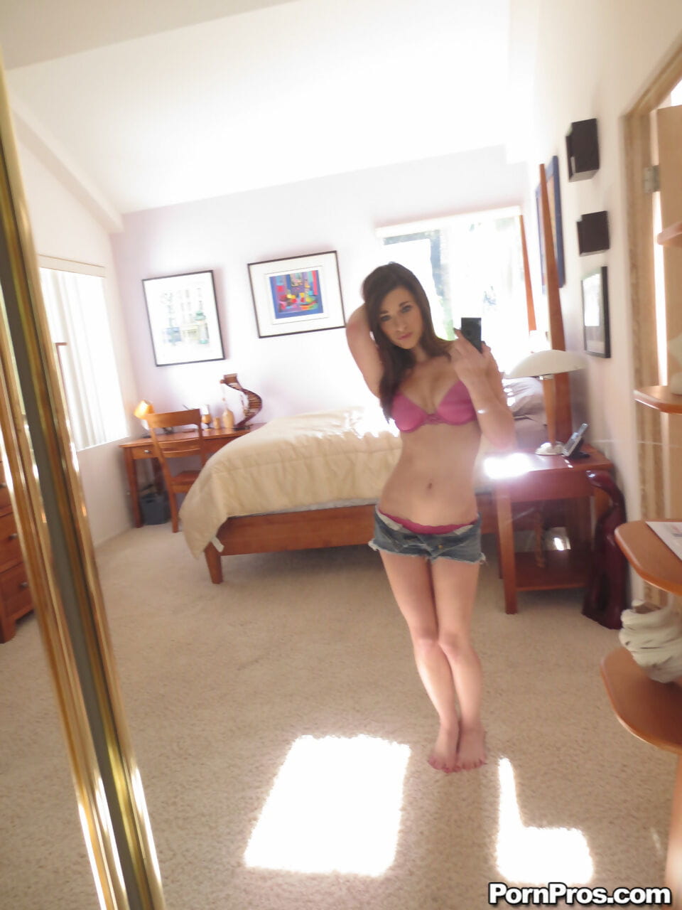 Lacey Channing arbore Son naturel seins obtient Nu et prend sexy selfies