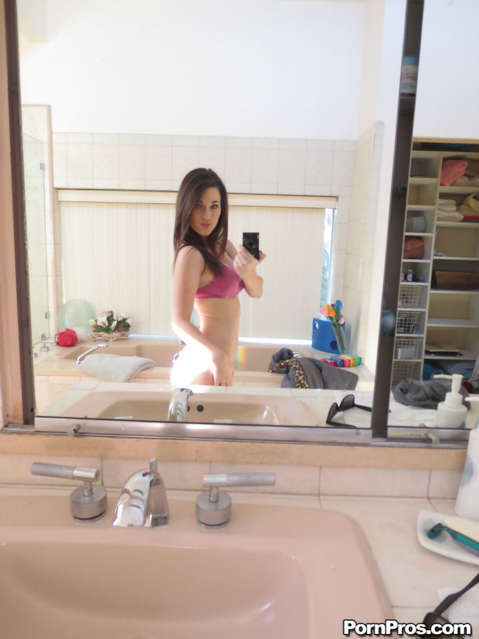 Lacey channing ostenta Il suo naturale Tette ottiene nudo e prende sexy selfies