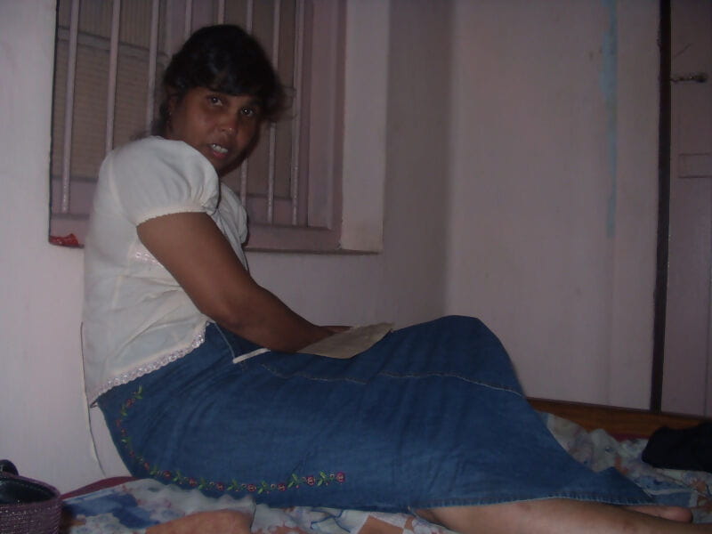 Hint kadın var Yakalandı içinde onu iç çamaşırı Süre çalışıyor Üzerinde farklı kıyafetler