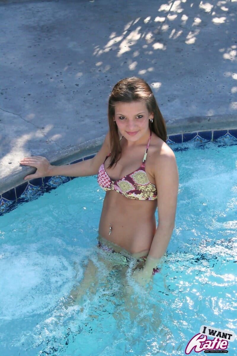 Carino teen Kate schiacciare copre fino Il suo nuda Tette dopo rimozione Bikini Top in piscina