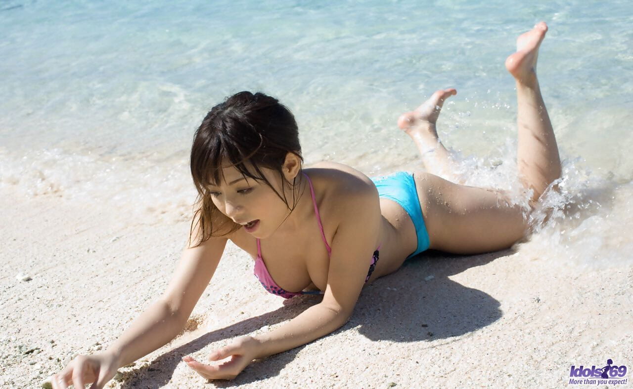 sexy japoński Dziewczyna Aya Hirai dostaje nagie na A Tropikalny Plaża podczas solo Akcja