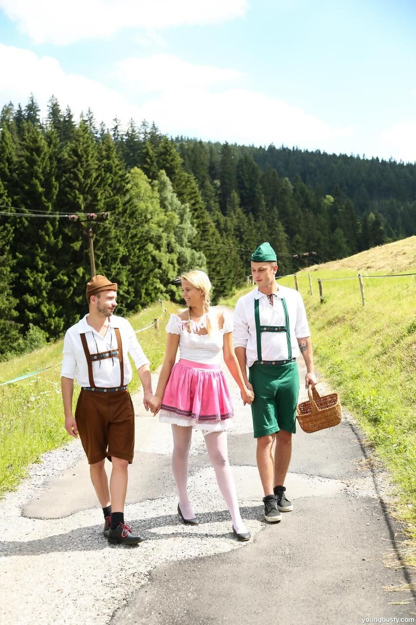 giovani svizzera cutie in trecce si inginocchia in un campo Per soddisfare due difficile cazzi