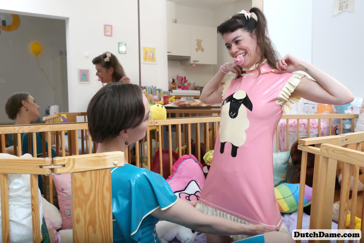 bebek bezi sevgi dolu kadın var katıldı için :Tarafından: onu lateks giydiriyorlar lezbiyen sevgilisi