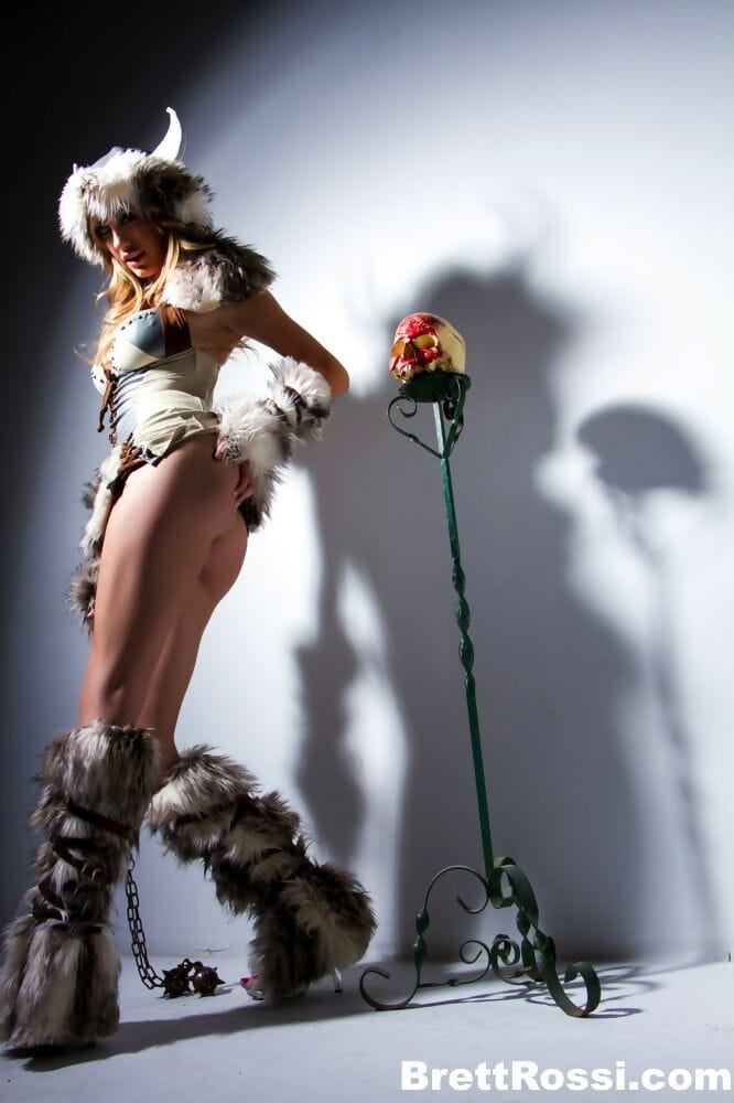 منفردا نموذج بريت روسي يظهر قبالة لها فتاة أجزاء مكسي في A فايكنغ الزي