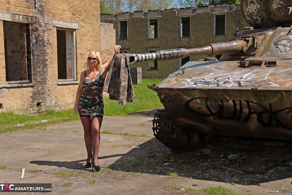 Loira pinto Melodia remove ela camuflagem vestido para modelo lingerie no um tanque