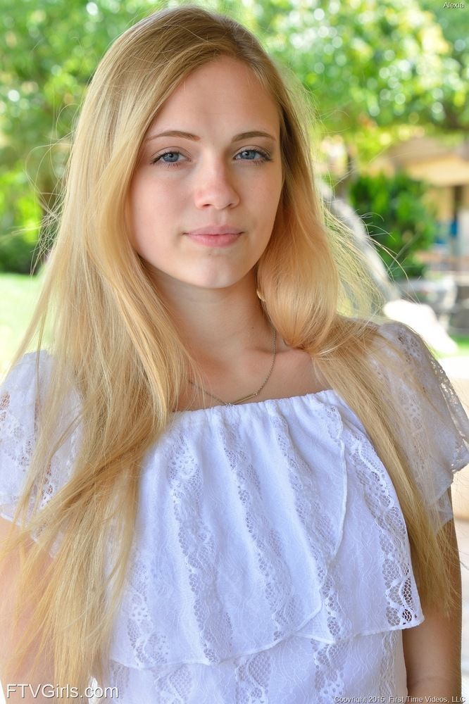 geile Blond tiener geeft naakt upskirt resultaat kaal kut buiten