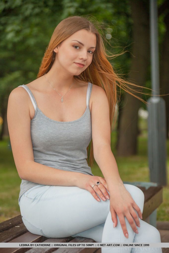 redhead Europees Babe uitkleden naar blote tiny tiener tieten tijdens Glam Schieten