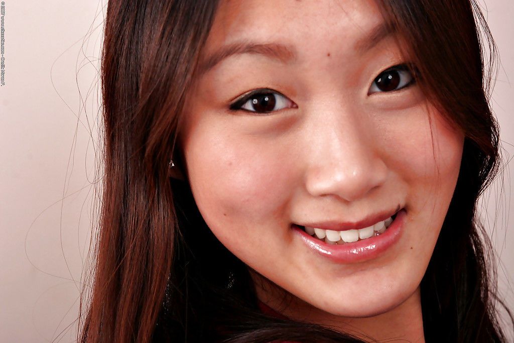 Amateur Asiatische solo Mädchen Evelyn Lin auszusetzen winzige Titten Nach Strippen Nackt