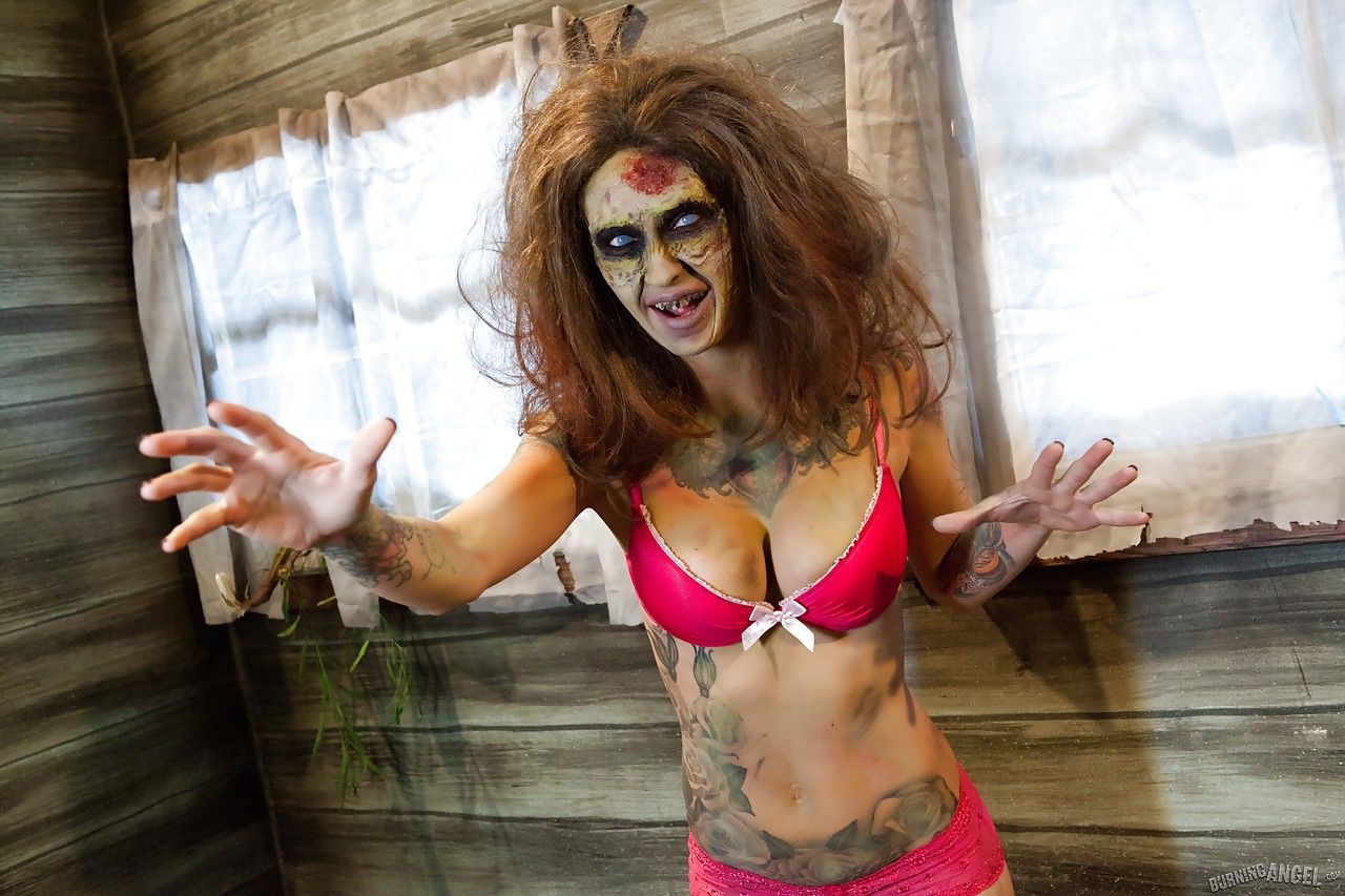 Coquine Brunette cosplayer Kleio dévoile Son zombie seins et chatte