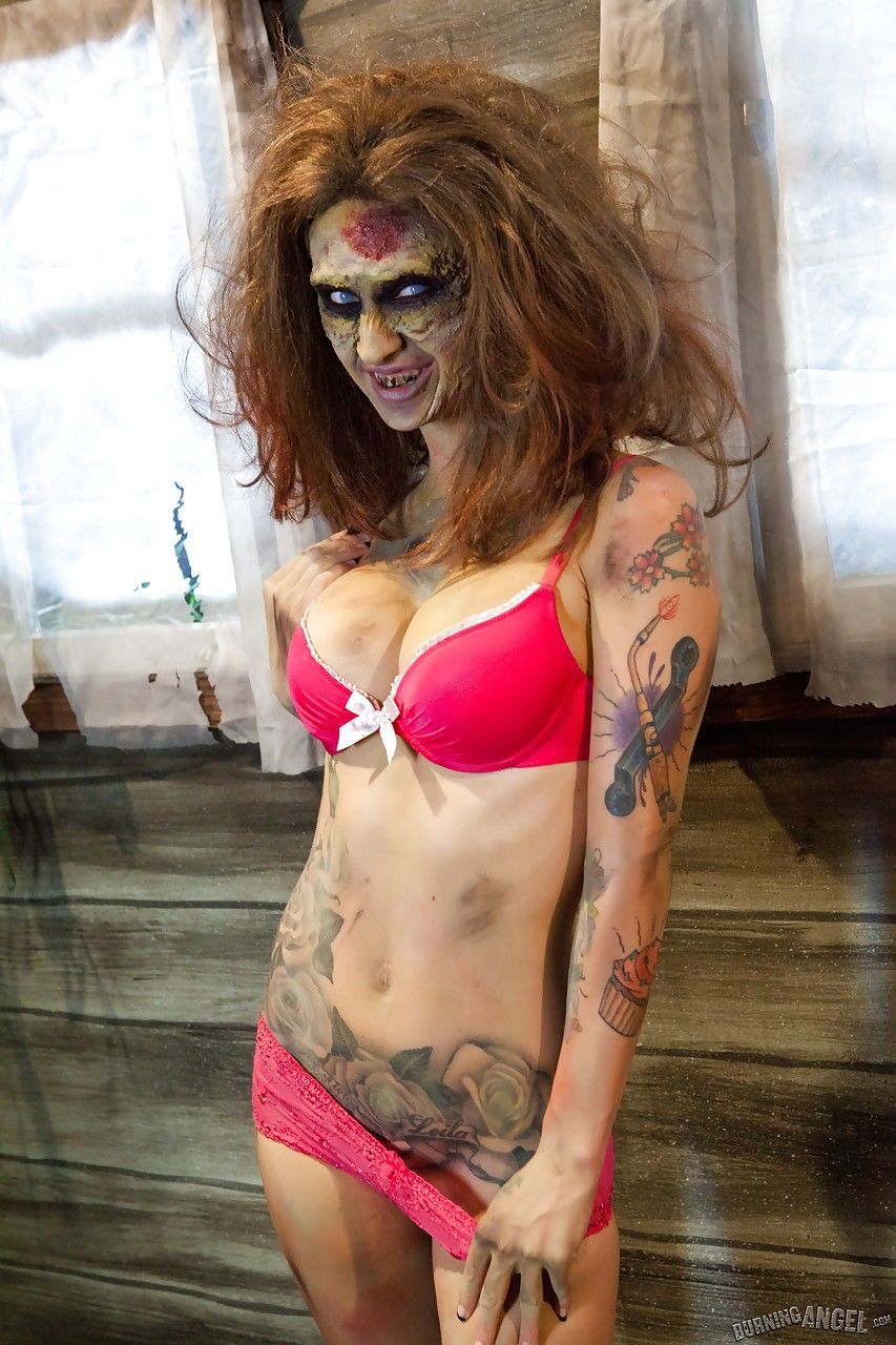 Impertinente Bruna cosplayer Lo studio associato kleio svela Il suo zombie Tette e figa