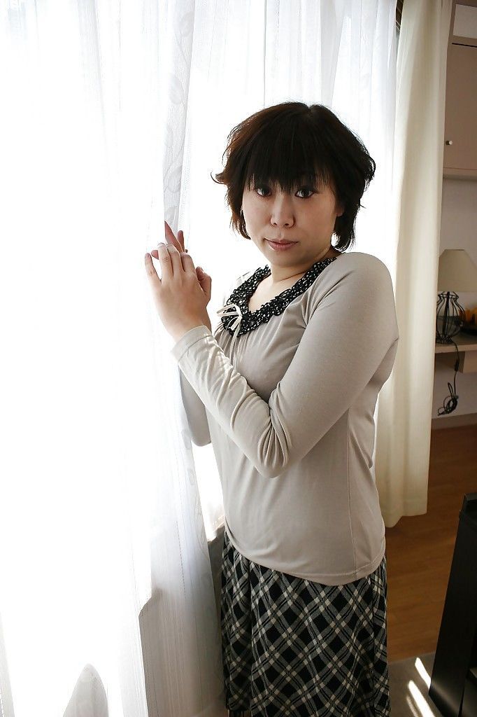 एशियाई , Yoshiko sakai लेता है एक स्नान और दर्शाता है छोटे स्तन