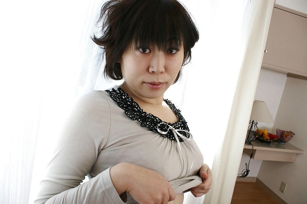 Asiatique milf Yoshiko sakai prend Un Salle de bain et montre Petit seins