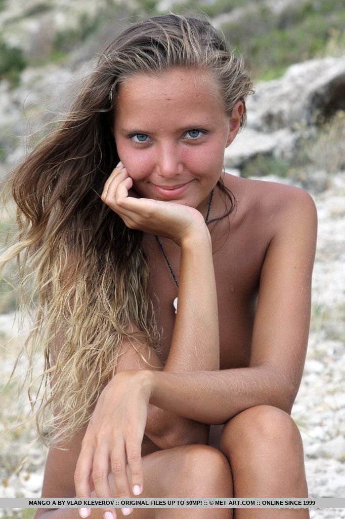 solo meisje mango een modellering naakt op Rocky Strand na uitkleden