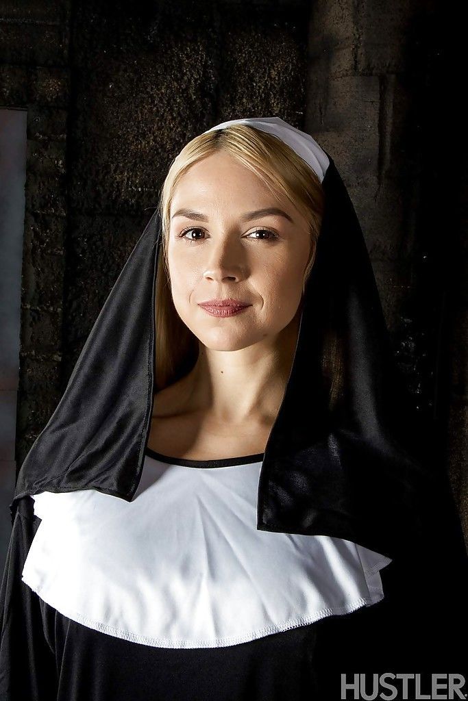 Blondynka Kochanie Sara Sloan paski off nun\'s mundury w zdemaskować duży cycki