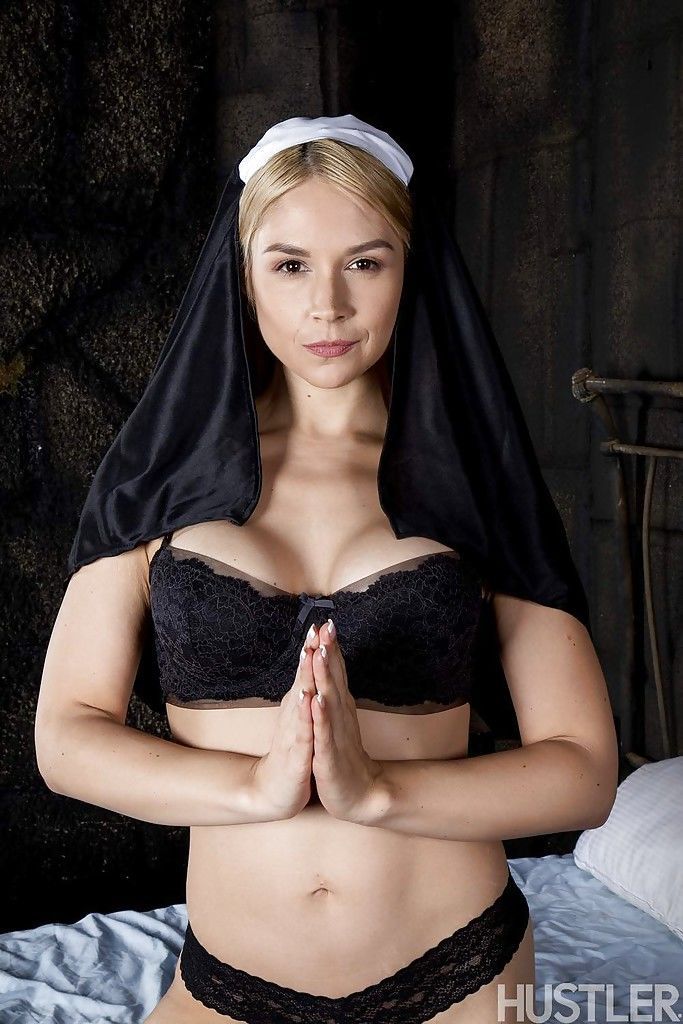 Blondynka Kochanie Sara Sloan paski off nun\'s mundury w zdemaskować duży cycki