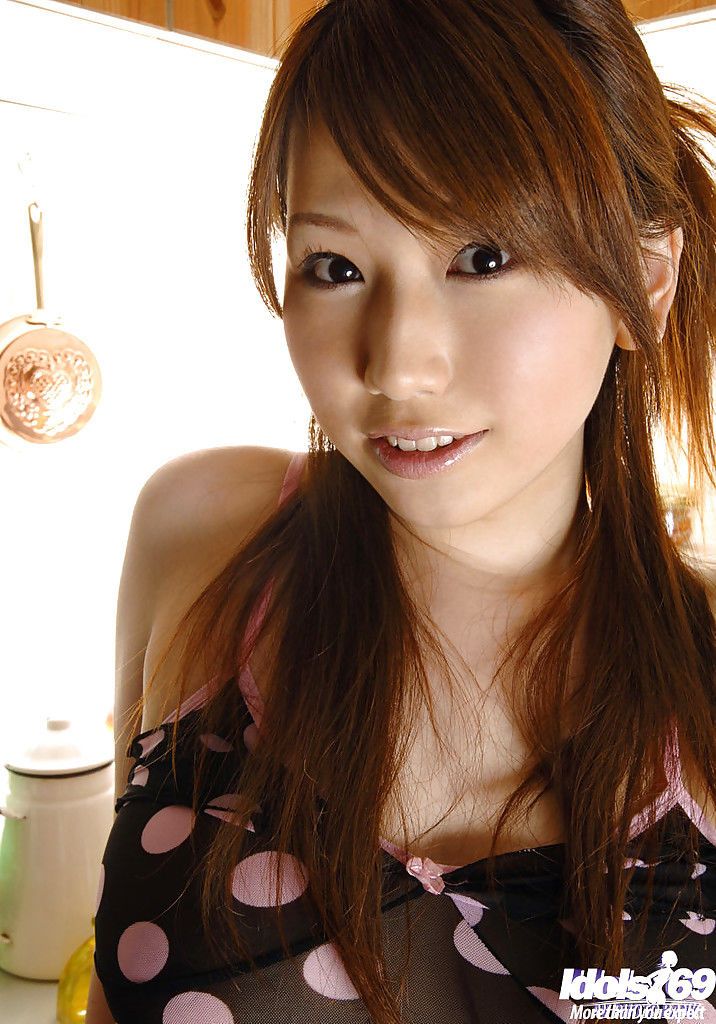 Superbe Asiatique Babe Avec gros seins L'ia Sayama décapage dans l' cuisine