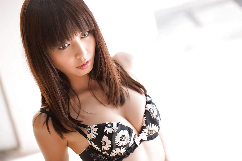Azji Kochanie Marika Hase pokazuje jej Słodki Mały boobies i cipki