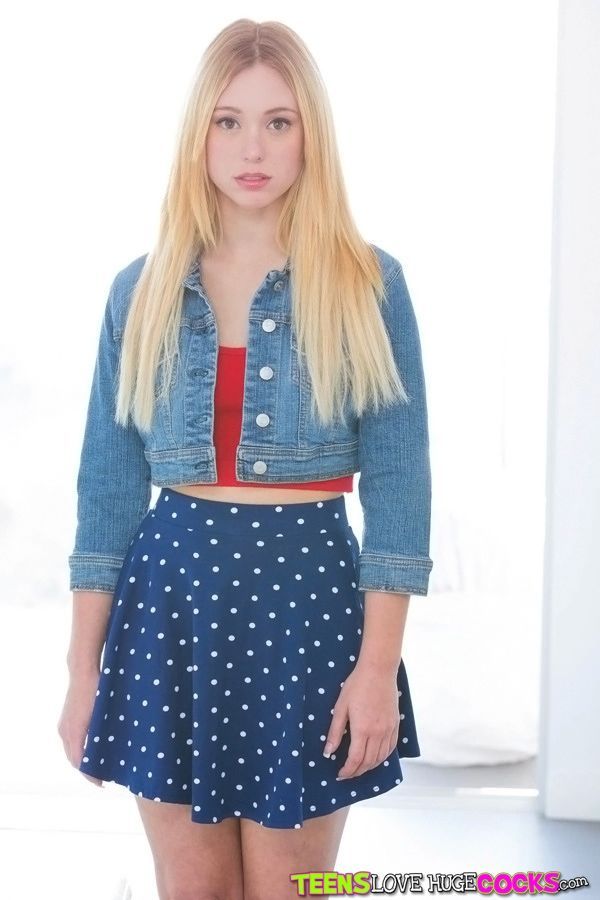 Blond tiener Lucy tyler is tonen haar geschoren kut en strak kont