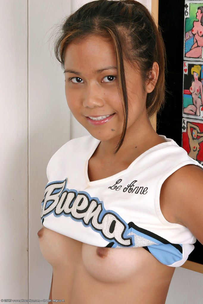 Aziatische Babe verspreiding geschoren tiener kut na vergieten Cheerleader uniform