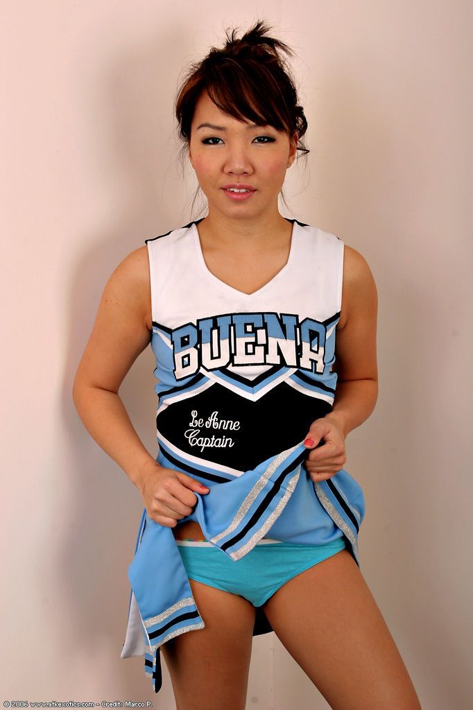 amateur Aziatische solo meisje loodsen Cheerleader uniform naar blote tiny tiener tieten
